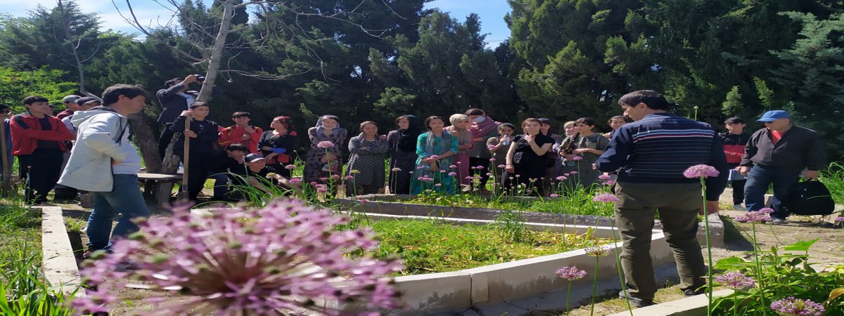 Schoolchildren visiting Kulob Botanic Garden during Days of Open Doors